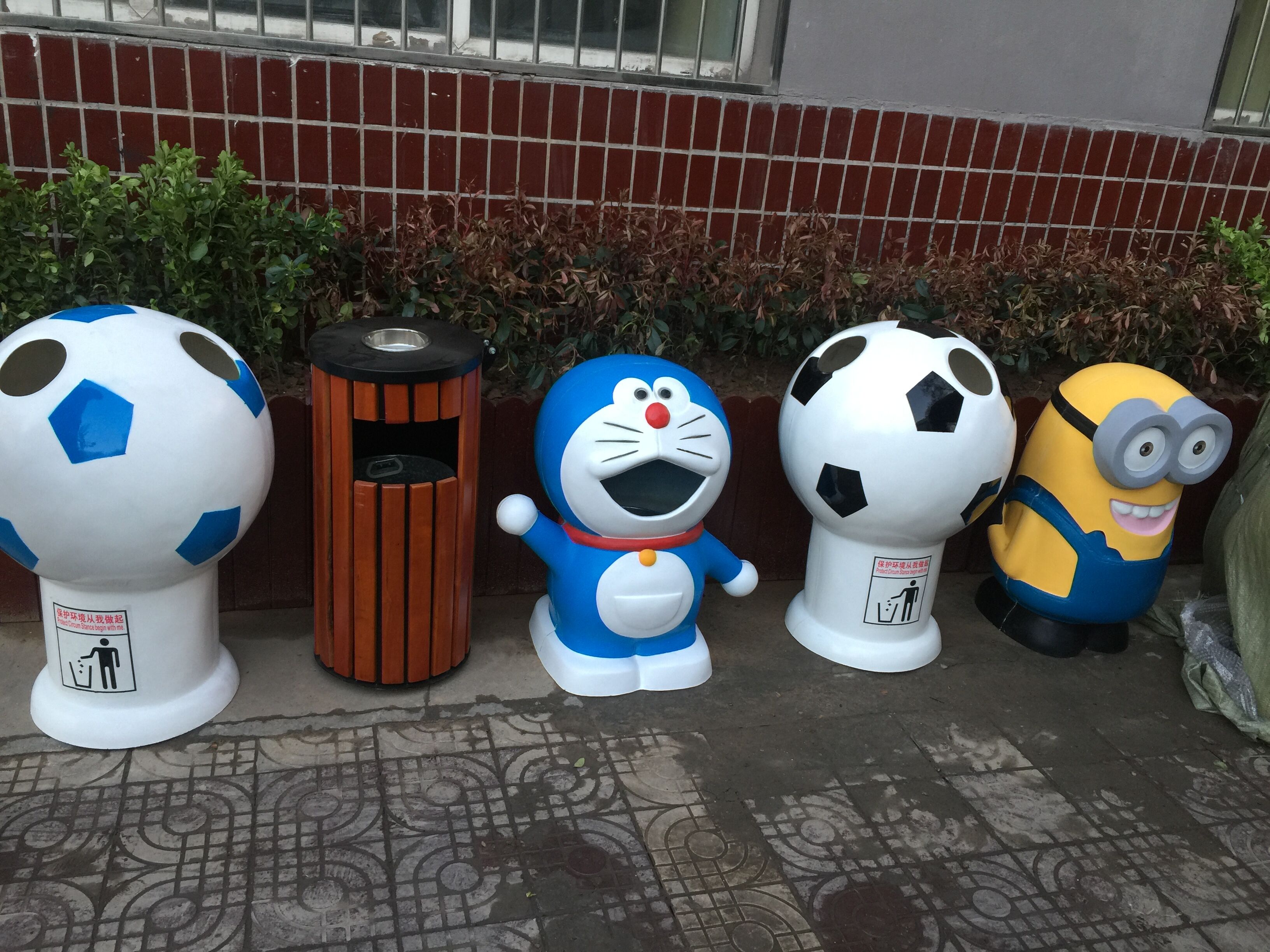 校园垃圾桶